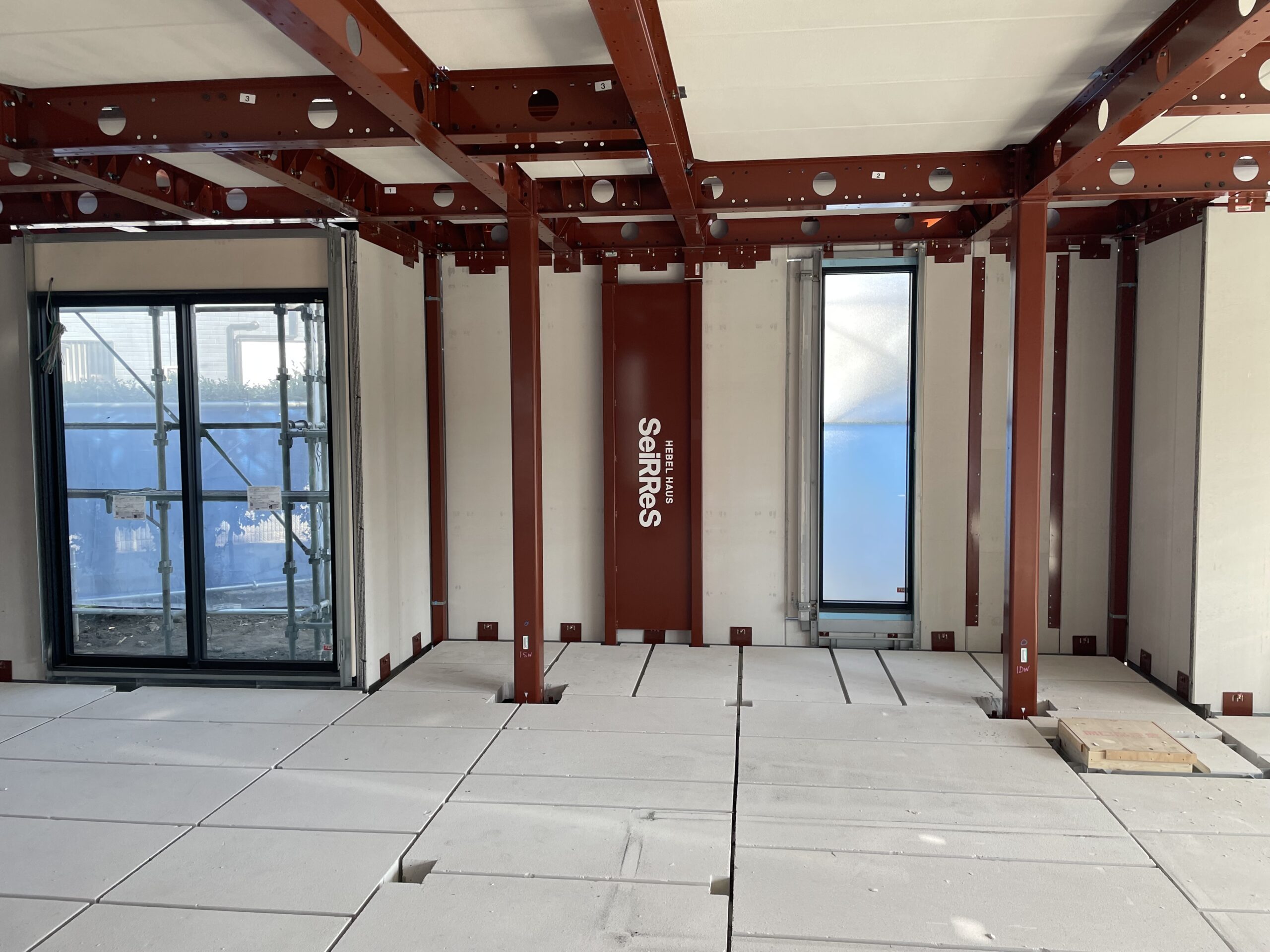 建築中の我が家。断熱材が貼られる前の、ヘーベル板が室内側から見えている状態