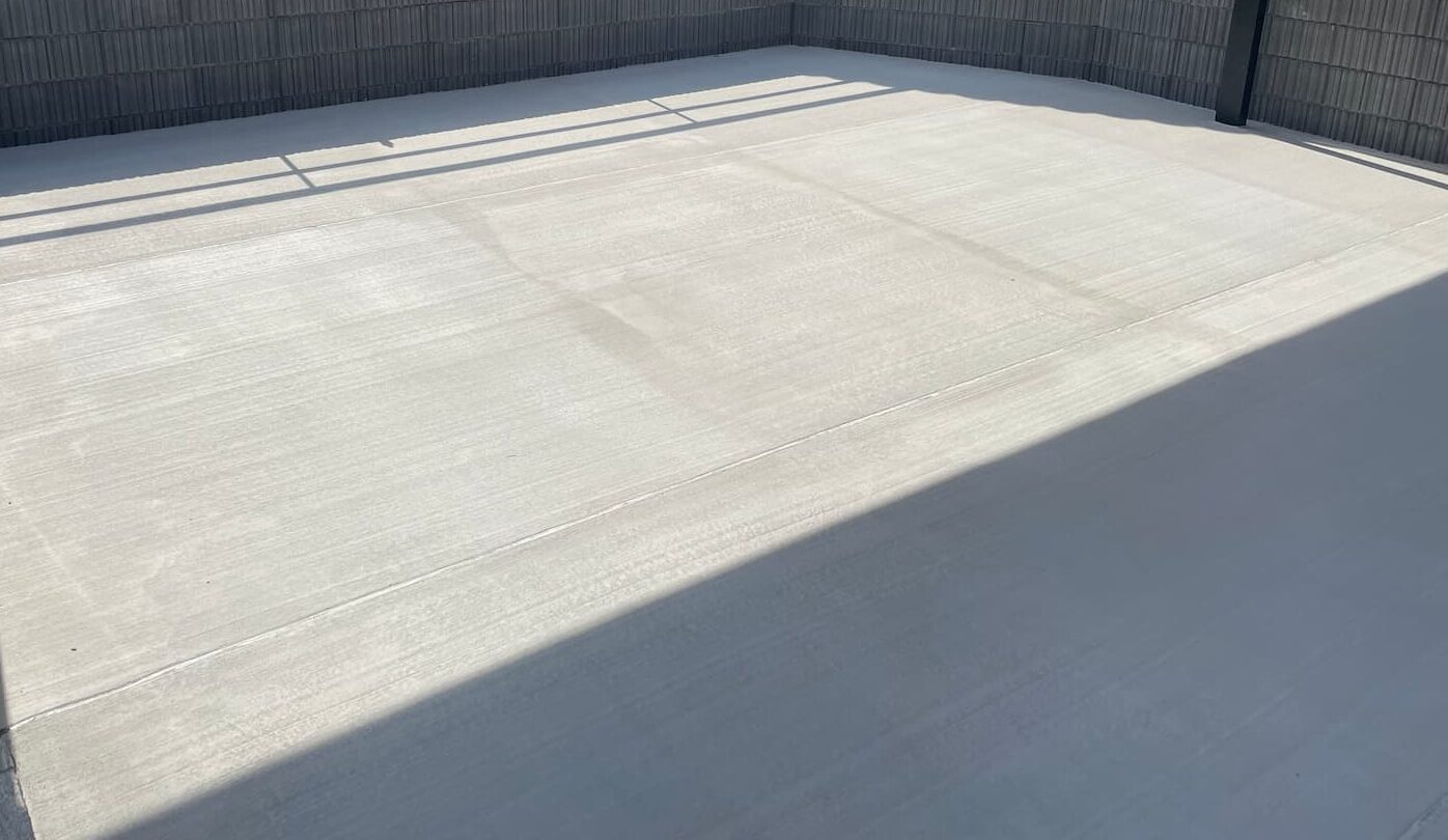 目の細かい刷毛引きにした、土間コンの駐車場