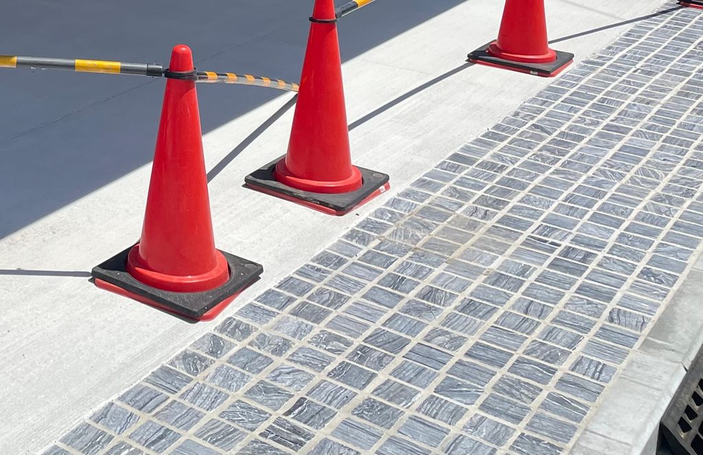 駐車場の入口に採用したエスビックのジオネットストーン